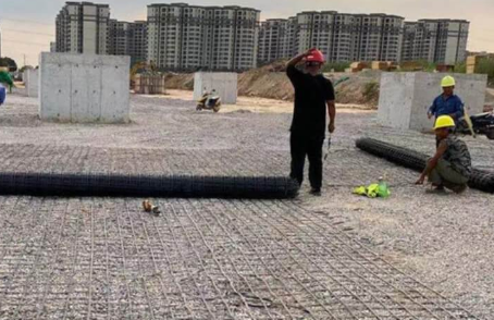 阿拉尔土工格栅铺设前地基要怎么处理？